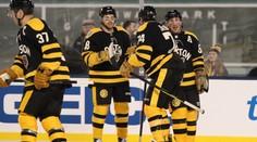 Winter Classic ovládl po obratu domácí Boston. Krejčí přihrával na rozhodující gól