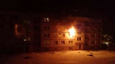 Plameny uvěznily dvě rodiny, hasiči pro ně museli plošinou