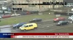 VIDEO: Zběsilá honička za volantem: řidič předjížděl přes chodníky!