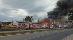 Velký požár skladu v Kladně. Zasahovalo přes 100 hasičů