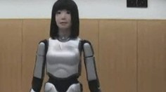První robotická dívka předvádí na mole
