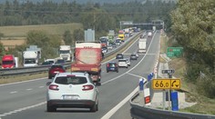 Dálnice D1 u Vyškova byla směrem na Ostravu neprůjezdná. Kamion tam vysypal náklad