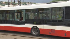 Obrovský hák rozbil sklo autobusu. Málem zasáhl mladý pár