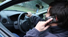 Telefonujte za jízdy bezpečně. Toto radí odborník
