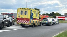 Řidička u Prahy obrátila auto na střechu. I s dítětem skončila ve vodní nádrži