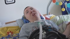 Nemocnice zaplatí rodičům miliony. Adámek upadl po operaci mandlí do kómatu