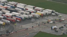 Kamioňáci v Británii stále čekají v kolonách. Hygiena je otřesná, stěžují si