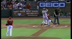 VIDEO: Baseballista trefil pálkou místo míčku dítě