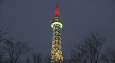 Petřínská rozhledna svítila v barvách SAE, důvod mnohé překvapil