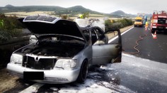 Hořící auto zablokovalo dálnici D5. Posádka stihla utéct, tvořily se kolony