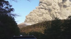 VIDEO: Další ŽIVEL! Takhle japonská sopka chrlí popel!