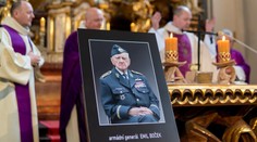 S válečným hrdinou Emilem Bočkem se přišli rozloučit vojáci i davy lidí