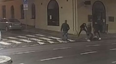 VIDEO: Další loupež v Praze. Došlo i na násilí, šestice brutálně zkopala muže