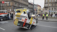 DĚSIVÁ NEHODA v centru Prahy! Auto po střetu skončilo na střeše!