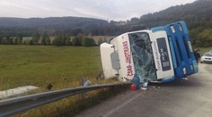 Kamion vylétl ze silnice, nehoda zablokovala silnici