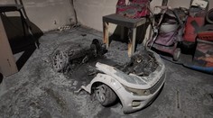 Požár elektroautíčka vyhnal desítky lidí z pražské ubytovny, tři zranění