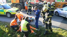 SMRT SILNIČÁŘE (48): Osobní auto ho při práci přimáčklo na stavební stroj!