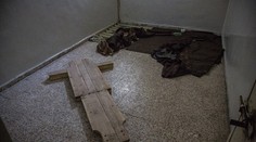 Jak ISIS mučí zajatce? Používá i "létající koberec"!
