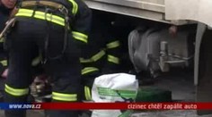VIDEO: Cizinec chtěl podpálit auto. Co ho k tomu vedlo?