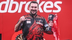 Je tu první šipkařský major. Obhájí Clayton titul na Masters?
