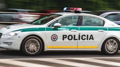 Strážníci na Slovensku honili v centru města naháče. Jeden z nich dostal facku