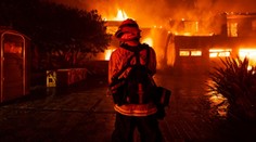 V Kalifornii zuří lesní požár. Zničil dvě desítky domů a rychle se šíří dál