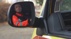 Drama na D1: Záchranka s nemocným dítětem uvízla v koloně, pomohl policejní motorkář
