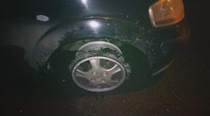 Opilý řidič se prozradil sám. Když prorazil kolo, jel domů jen po ráfku