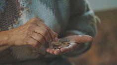 Seniorka (79) hledala jídlo u obchodu. Ostraha ji v mrazech zamkla u popelnic