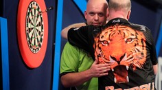 Senzační Barney zničil i světovou jedničku. Van Gerwen končí!