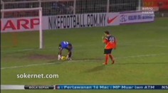 VIDEO: Skandální gól. Fotbalista vykopl brankáři z rukou míč a skóroval