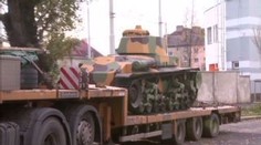 Jeřáb stěhoval unikátní tank do pražského muzea