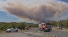 Obří požár v dovolenkové destinaci. Už druhý den se ho nedaří uhasit