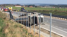 Na D1 se převrátila cisterna, vytékala z ní kyselina. Směr na Brno stál