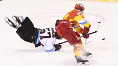 Mladík, který uchvátil KHL skvělým gólem, zkolaboval. Zápas se nedohrál