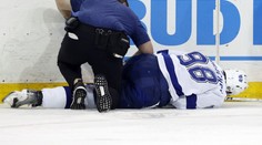 Smutný moment v NHL. Ruského obránce museli odnést na nosítkách