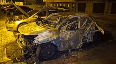 Požár tří aut na Vysočině. V jednom policisté našli ohořelé lidské tělo
