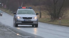 Stařenka požádala mladíka o podání deštníku. Pomohl, ale zároveň ji okradl