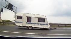 Policisté nestačili zírat. Po Pražském okruhu se řítil utržený karavan!