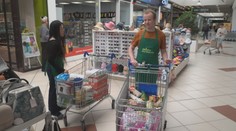 V obchodech proběhla potravinová sbírka. Stále se dá přispět on-line