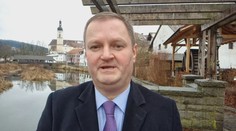 Ekonom: Trumpova cla budou muset být vrácena. Kvůli nejistotě klesl dolar