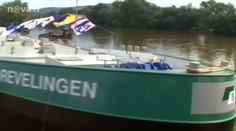 Hladiny Labe se poprvé dotkl tisícitunový tanker