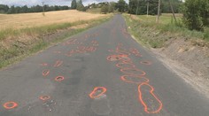 Najednou to jde? Posprejovanou silnici začali konečně opravovat