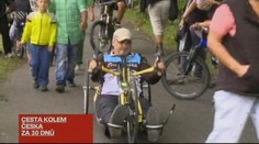 Vozíčkář objel na kole celé Česko, pomohl tak dětem v Africe