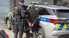 Opilý muž střílel z okna na pražském Žižkově. Policie ho zadržela