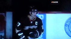 VIDEO: Rvačka fanoušků NHL o Niedermayerovu hokejku