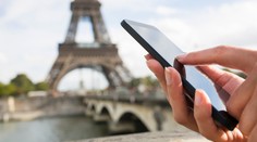 Ženě ukradli mobilní telefon. Zloděj si pak na její účet užíval v Paříži
