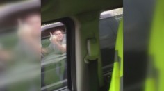 Pirát silnic ukázal řidičce prostředník, vzápětí skončil v pangejtu! VIDEO