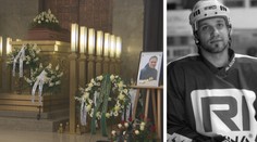 Poslední rozloučení s Kloučkem začalo v symbolický čas. Přišla řada osobností