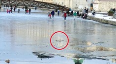 Tatínek s 15měsíčním miminkem se propadli pod led. Skončili v péči lékařů